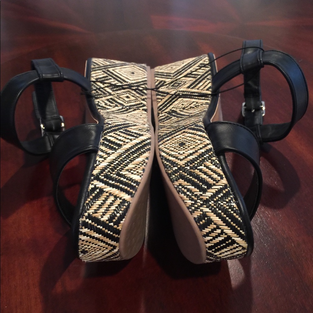 DV BRYNN Black Ankle Strap Wedge Sandals! - Picture 3 of 8
